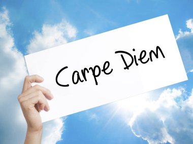 Carpe Diem tabelada beyaz kağıt. Holding adam el kağıt metinle