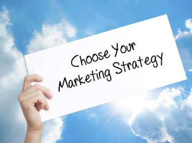 Your pazarlama stratejisi işareti beyaz kağıda seçin. Adam el Hol