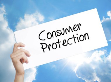Tüketici koruma işareti beyaz kağıt üzerinde. Adam el Holding Kağıt 