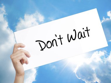 İşareti bekle beyaz kağıda değil. Tex ile kağıt tutan adam el