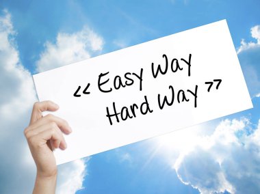 Kolay yolu - beyaz kağıt üzerinde zor yol işareti. Adam el Holding Kağıt 