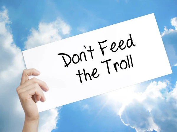 Don't Feed het Troll teken op wit papier. Man Hand bedrijf papier — Stockfoto