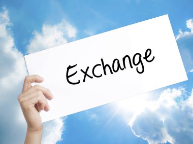 Exchange tabelada beyaz kağıt. Holding adam el kağıt metinle. 