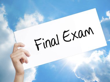 Final sınavı tabelada beyaz kağıt. Holding adam el kağıt metinle