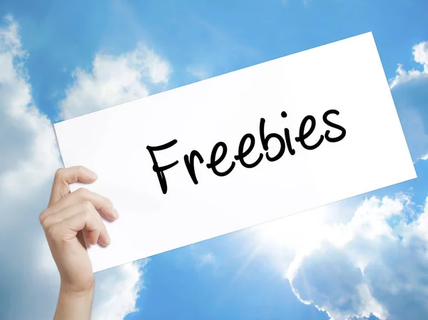 Freebies jel a fehér papíron. Ember keze gazdaság papír szöveggel. — Stock Fotó