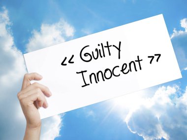 Suçlu - beyaz kağıt üzerinde masum işareti. Adam el Holding Kağıt wi