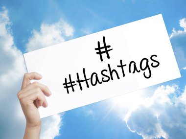 #Beyaz kağıt hashtags işareti. Holding adam el kağıt metinle