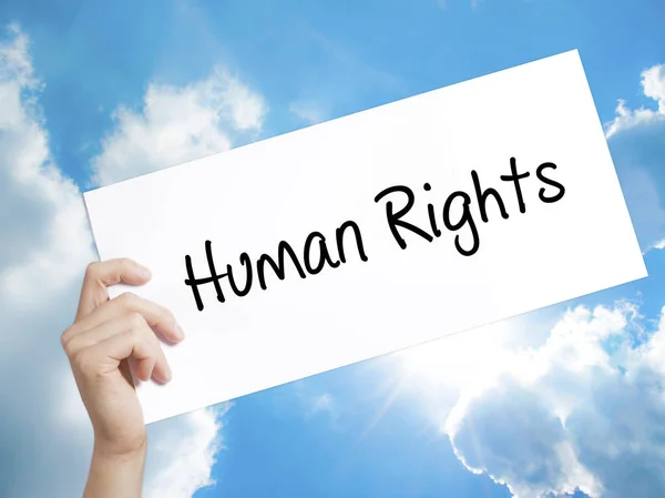 Подпись прав человека на белой бумаге. Человек с бумажкой в руках — стоковое фото