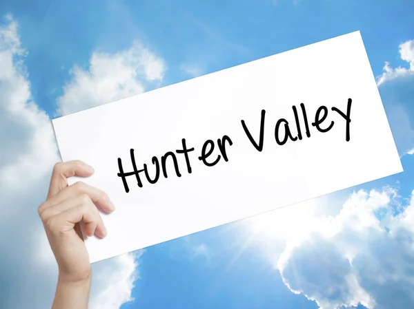 Hunter Valley znak na bílém papíře. Muž ruč.papíře hospodářství s — Stock fotografie