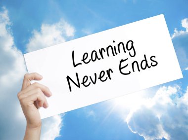 Öğrenme asla sona erer tabelada beyaz kağıt. Adam el Holding Kağıt 