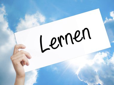 Beyaz kağıt lernen (Almanca öğrenin) işareti. Adam el Holding P