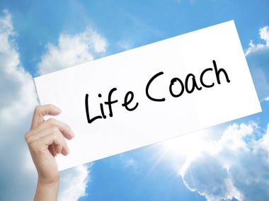 Yaşam koçu tabelada beyaz kağıt. Holding adam el kağıt metinle