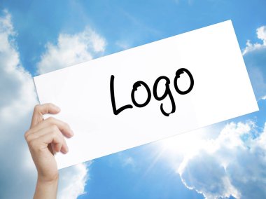 Beyaz kağıt üzerinde logo işareti. Adam el Holding Kağıt metin. ISO