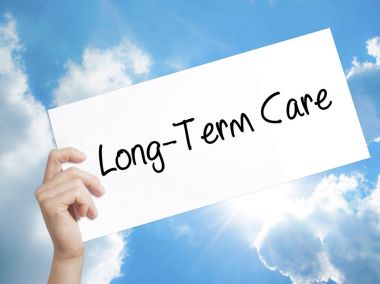 Uzun süreli bakım tabelada beyaz kağıt. Adam el Holding Kağıt ile 