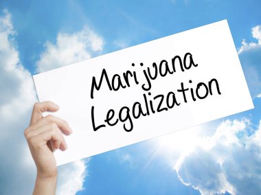 Beyaz kağıt üzerinde marihuana yasallaştırma işareti. Adam el Holding Pap