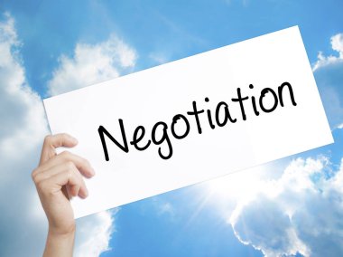 Beyaz kağıt üzerinde müzakere işareti. Holding adam el kağıt te ile