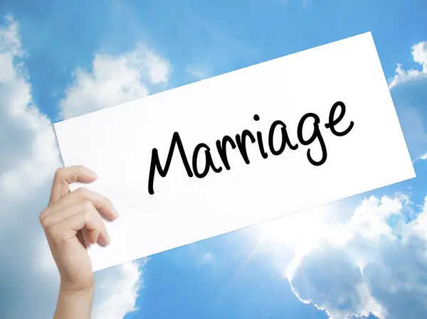 Manželství znak na bílém papíře. Člověk ruku drží papír s textem. — Stock fotografie