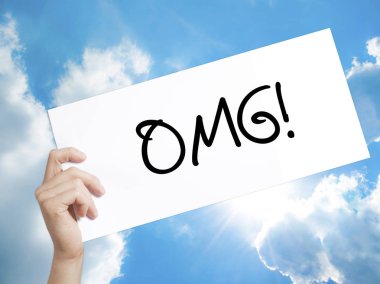 Beyaz kağıt üzerine Omg (Oh My God) işareti. Adam el Holding Kağıt ile