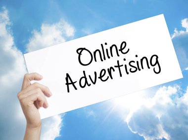 Online Reklam tabelada beyaz kağıt. Adam el Holding Kağıt w