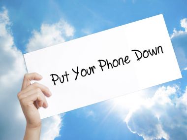 Your telefon işaretini aşağı beyaz kağıt üzerine koyun. Adam el Holding Kağıt 