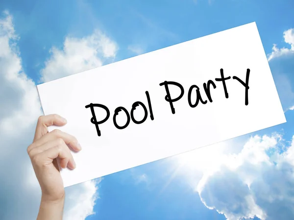 Pool Party Signez sur le papier blanc. Homme main tenant du papier avec du texte — Photo