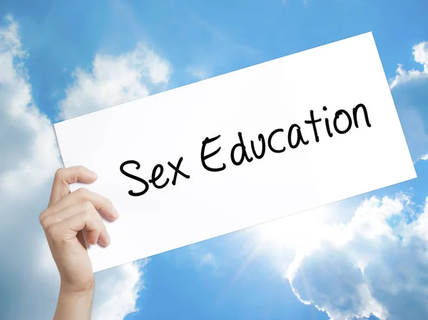 Educación Sexual Firme en el libro blanco. Hombre de mano sosteniendo papel con t —  Fotos de Stock
