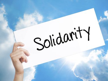 Beyaz kağıt dayanışma işareti. Tex ile kağıt tutan adam el