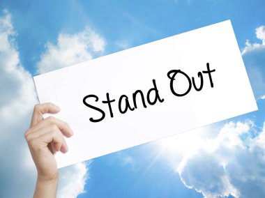 Stand dışarı tabelada beyaz kağıt. Holding adam el kağıt metinle.