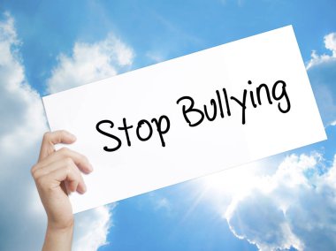 Zorbalık işareti beyaz kağıt üzerine bırak. Adam el kağıt t ile tutarak