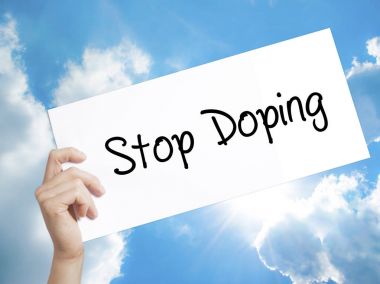 Doping işareti beyaz kağıt üzerine bırak. Tex ile kağıt tutan adam el