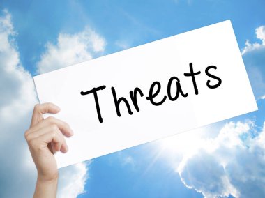 Tehditler üzerinde beyaz Kağıdı imzalayın. Adam el Holding Kağıt metin. Ben