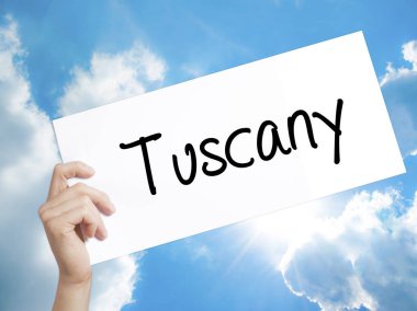 Toskana tabelada beyaz kağıt. Adam el Holding Kağıt metin. Ben