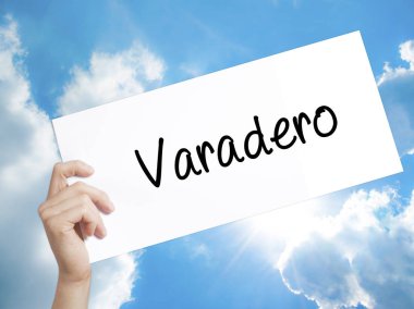 Varadero tabelada beyaz kağıt. Holding adam el kağıt metinle.