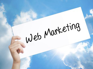 Web pazarlama işareti beyaz kağıt üzerinde. Adam el kağıt t ile tutarak