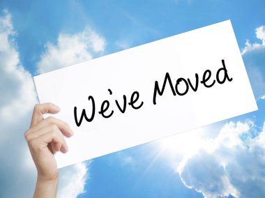 Beyaz kağıt üzerine taşındı işareti var. Tex ile kağıt tutan adam el