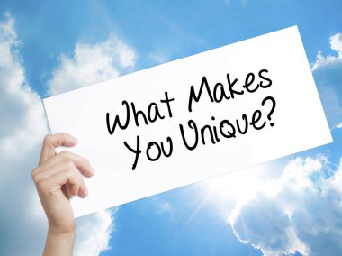 Benzersiz kılan nedir? Beyaz kağıt üzerine oturum açın. Adam el Holding Pap