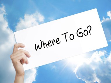 Nereye gitmek için? Beyaz kağıt üzerine oturum açın. Holding adam el kağıt te ile