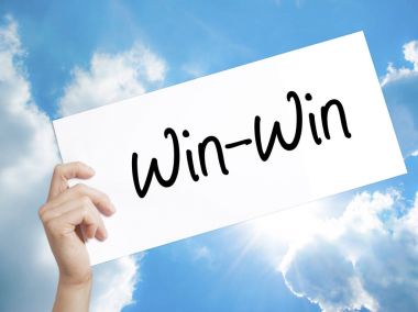 Kazan-kazan tabelada beyaz kağıt. Adam el Holding Kağıt metin. Ben