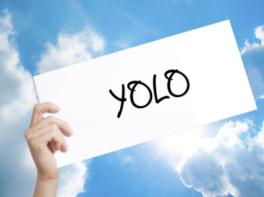 Beyaz kağıt üzerine Yolo (sen sadece canlı bir kez) işareti. Adam el Holding 