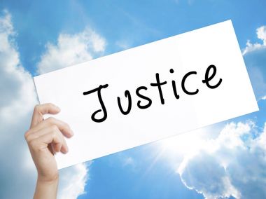 Adalet tabelada beyaz kağıt. Adam el Holding Kağıt metin. Ben