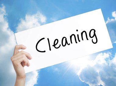 Beyaz kağıt temizlik işareti. Holding adam el kağıt metinle. 