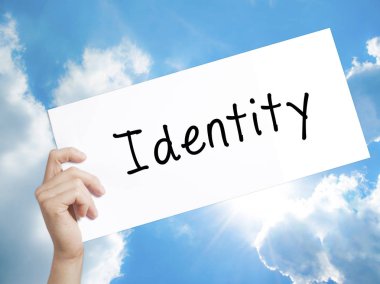 Beyaz kağıt üzerinde kimlik işareti. Holding adam el kağıt metinle. 