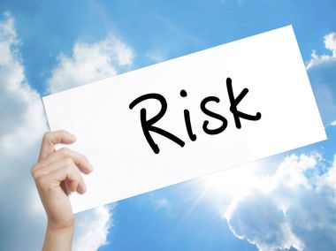 Risk tabelada beyaz kağıt. Adam el Holding Kağıt metin. Isol