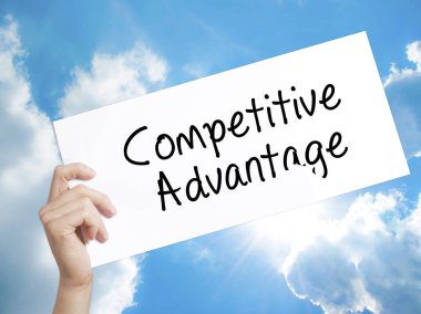 Rekabetçi avantaj tabelada beyaz kağıt. Adam el Holding Pape