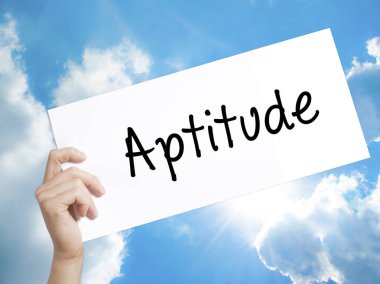 Yetenek tabelada beyaz kağıt. Holding adam el kağıt metinle. 