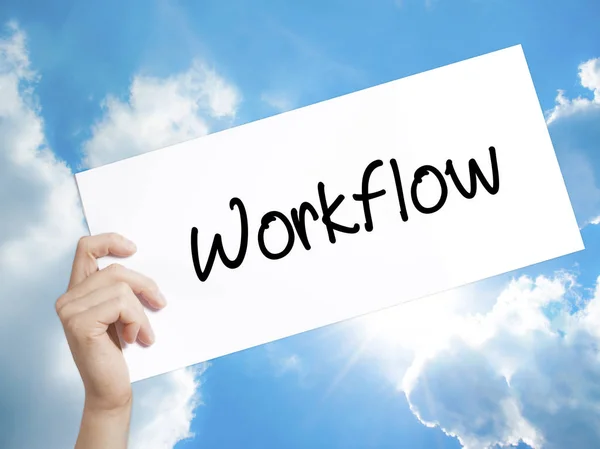 Workflow-Zeichen auf weißem Papier. Mann hält Papier mit Text in der Hand. — Stockfoto