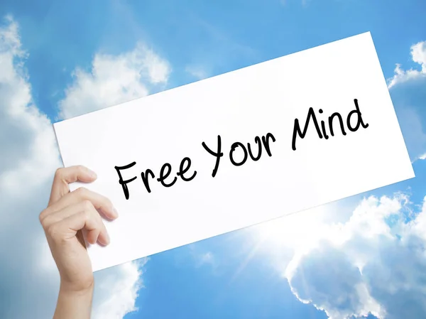 Free Your Mind Sign on white paper (en inglés). Hombre de mano que sostiene el papel con — Foto de Stock