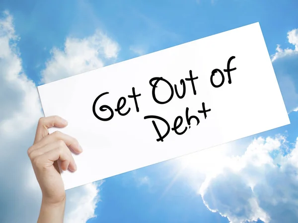 Get Out of Debt Firma en papel blanco. Hombre de mano que sostiene el papel con — Foto de Stock