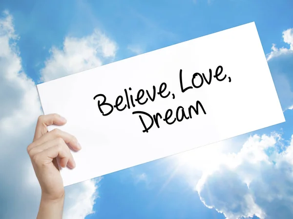 Believe Love Dream Firma en papel blanco. Hombre mano sosteniendo papel w — Foto de Stock