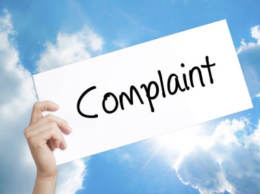 Şikayet tabelada beyaz kağıt. Holding adam el kağıt metinle.